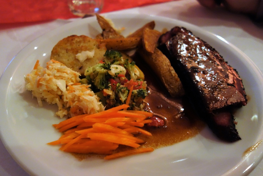 Der Hauptgang: Beef Brisket, Kartoffelspalten, Serviettenknödel und Beilagensalate Der Hauptgang: Beef Brisket, Kartoffelspalten, Serviettenknödel und Beilagensalate